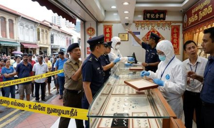 “சிங்கை சைனாடவுன் நகை கடை”.. 2.35 லட்சம் வெள்ளி மதிப்பிலான வைரம் திருட்டு.. சாங்கியில் பிடிபட்ட இருவர்..!